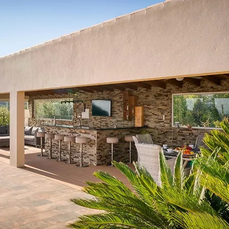 Casa Rosa: Exclusive Hilltop Estate With Heated Pool & Sea Views *