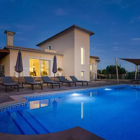 别墅 Casa Rosa: Exclusive Hilltop Estate With Heated Pool & Sea Views