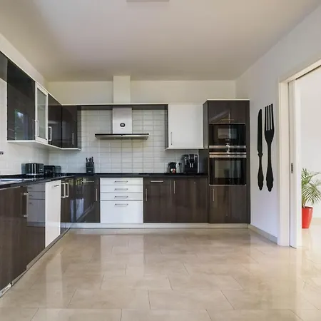 Casa Rosa: Exclusive Hilltop Estate With Heated Pool & Sea Views Willa *