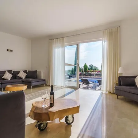 Casa Rosa: Exclusive Hilltop Estate With Heated Pool & Sea Views Willa