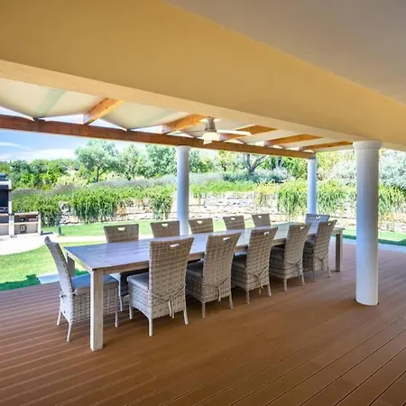 别墅 Stunning Villa, Heated Pool, Pool Bar, Sea Views 楼尔